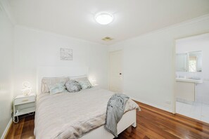 4 bedrooms, iron/ironing board, free WiFi, bed sheets - Modern 4BR Shelley riverside home, 5 min walk, near Curtin, CBD & airport WA,AU (Shelley)