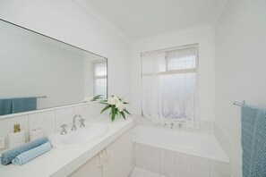 Shower, hair dryer, towels, toilet paper - Modern 4BR Shelley riverside home, 5 min walk, near Curtin, CBD & airport WA,AU (Shelley)