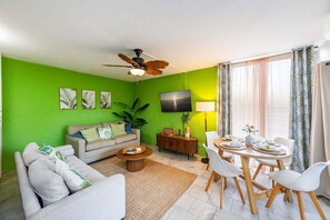 Smart TV, books - Little Kona Getaway with AC & heated oceanfront pool 1 BD 1 BA with sleeper sofa (Kailua Kona)