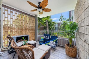 Terrace/patio - Little Kona Getaway with AC & heated oceanfront pool 1 BD 1 BA with sleeper sofa (Kailua Kona)