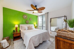Escritorio, wifi gratis y ropa de cama 