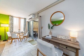 Dining - Little Kona Getaway with AC & heated oceanfront pool 1 BD 1 BA with sleeper sofa (Kailua Kona)