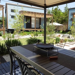 Deluxe-Villa, Terrasse, Gartenblick | Speisen im Freien