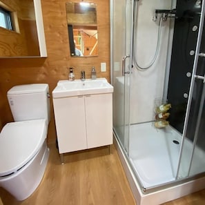 Villa superior, vista al jardín | Baño | Regadera, amenidades de baño gratuitas, secadora de cabello, toallas 