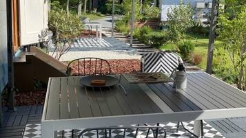 Villa Deluxe, patio, vista al jardín | Restaurante al aire libre