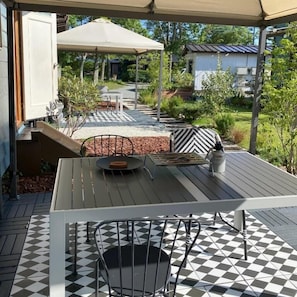 Deluxe-Villa, Terrasse, Gartenblick | Speisen im Freien