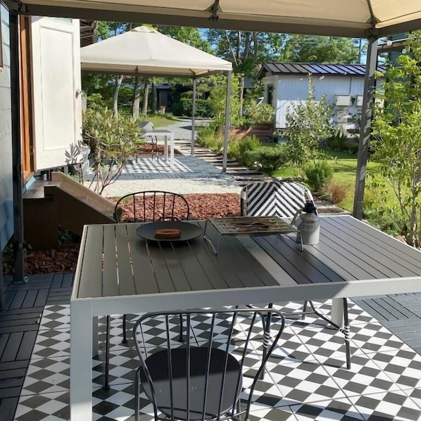Villa Deluxe, patio, vista al jardín | Restaurante al aire libre