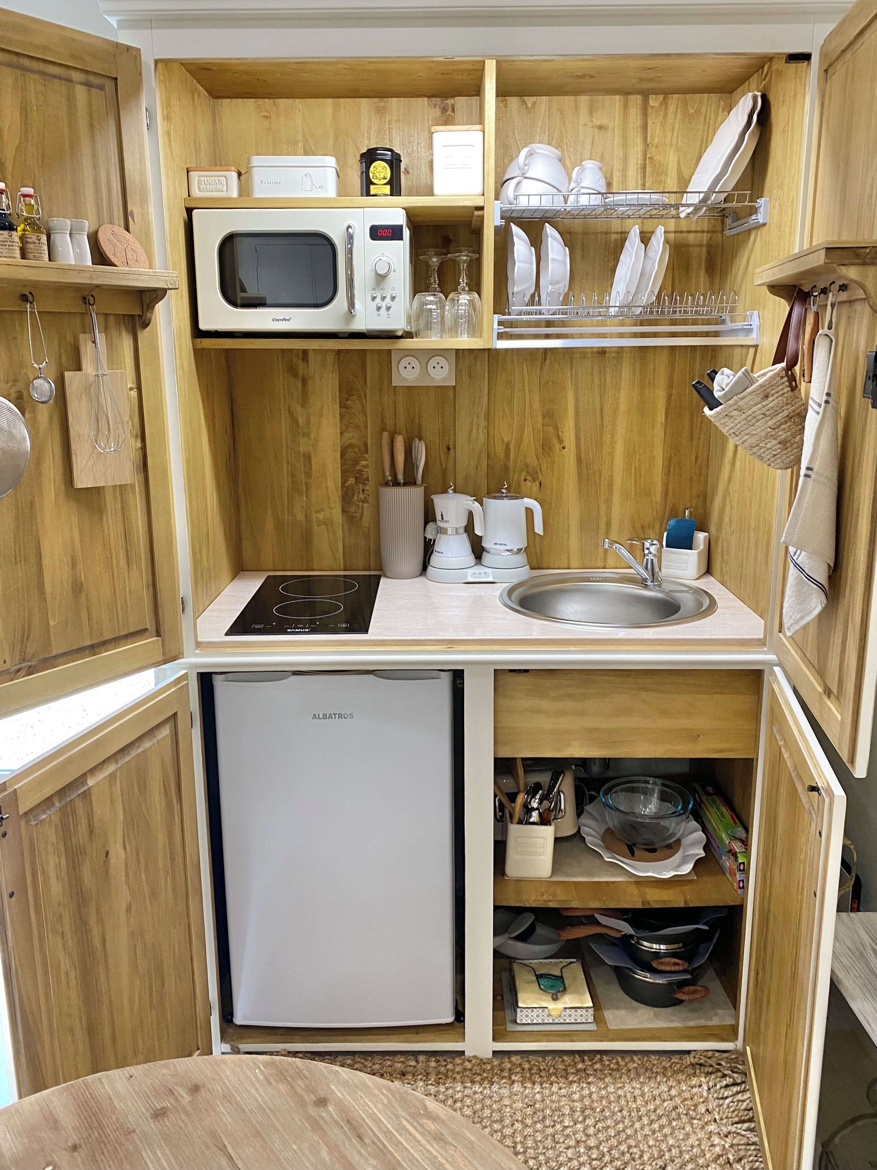 Coffee/tea maker, fridge, microwave, oven
