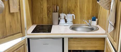 Coffee/tea maker, fridge, microwave, oven