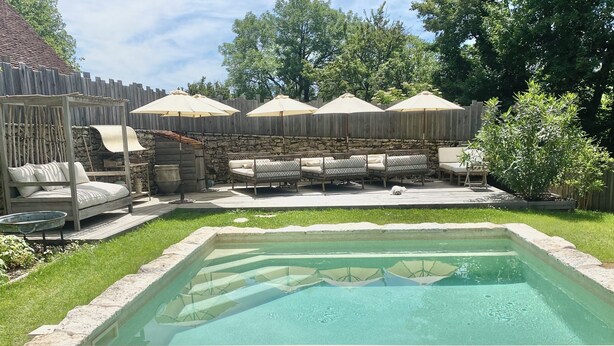 A backyard with a swimming pool, outdoor furniture, and a wooden deck. - Les Clés du Boudoir: Charm and Elegance Near Hautefort & Montignac. (Saint Rabier)