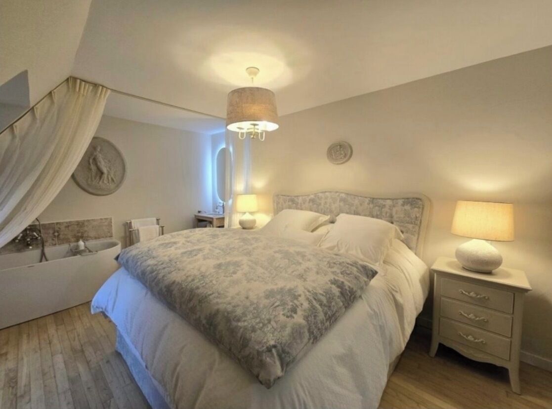 3 bedrooms, iron/ironing board, travel crib, WiFi (free)