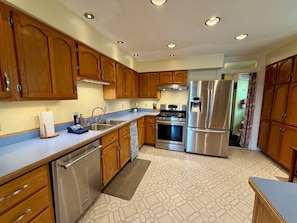 Private kitchen - *NEW* Folk Fest Avail! Dog Friendly U-District (Butte)