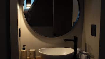 Regadera, amenidades de baño gratuitas, secadora de cabello, toallas