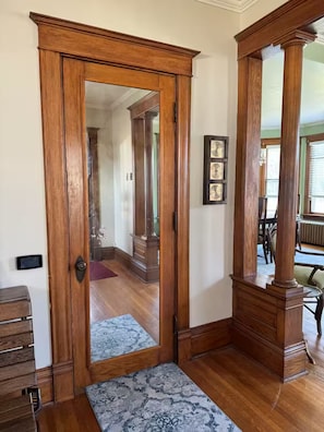 A wooden door with a mirror, a patterned rug, and a wooden bench. - The Gardens Victorian W/Hot tub and close to town (Clear Lake)