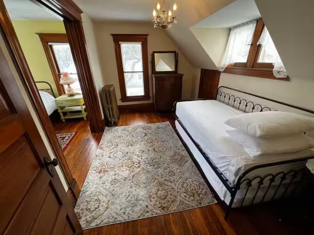 Tabla de planchar con plancha, wifi y ropa de cama 