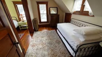 Tabla de planchar con plancha, wifi y ropa de cama