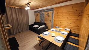 Dining - 35-square-meter apartment at the base of the slopes, 2 bedrooms, sleeps 6 (Les Orres)