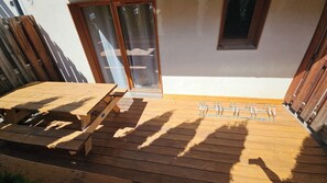 Outdoor dining - 35-square-meter apartment at the base of the slopes, 2 bedrooms, sleeps 6 (Les Orres)
