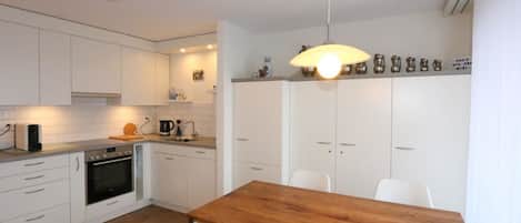 Fridge, oven, dishwasher, cookware/dishes/utensils