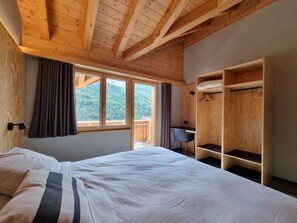 A bedroom with a bed, a desk, and a wardrobe. - Sole Penthouse Appartement/Fewo Appartement/Fewo by Interhome (Saas-Fee)
