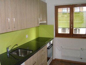 Kühlschrank, Ofen, Geschirrspüler, Kochgeschirr/Geschirr/Besteck