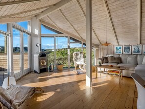 Un salón amplio con una chimenea grande, un sofá y una mesa de centro.