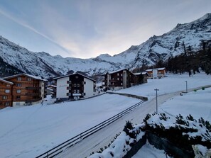 A snow-covered mountain village with wooden buildings and a clear sky. - Zum Lerch Appartement/Fewo 8-Bettwohnung by Interhome (Saas-Fee)