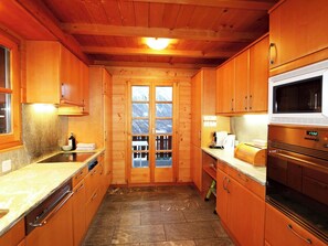 Kühlschrank, Geschirrspüler, Kochgeschirr/Geschirr/Besteck