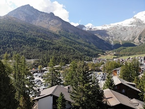 Eine bergige Landschaft mit einer Stadt, eingebettet in ein Tal.