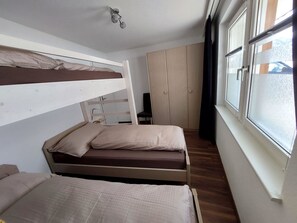 A bunk bed room with a wardrobe and a window. - Alpin Relax Appartement/Fewo Appartement/Fewo by Interhome (Saas-Almagell)
