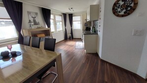 Una cocina moderna con encimera de madera y estufa integrada.