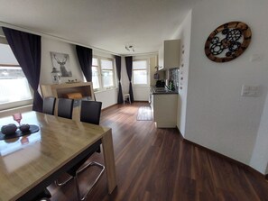 A modern kitchen with a wooden countertop and a built-in stove. - Alpin Relax Appartement/Fewo Appartement/Fewo by Interhome (Saas-Almagell)
