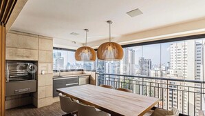 Una cocina moderna con zona de comedor, ventanas amplias y vista a la ciudad.