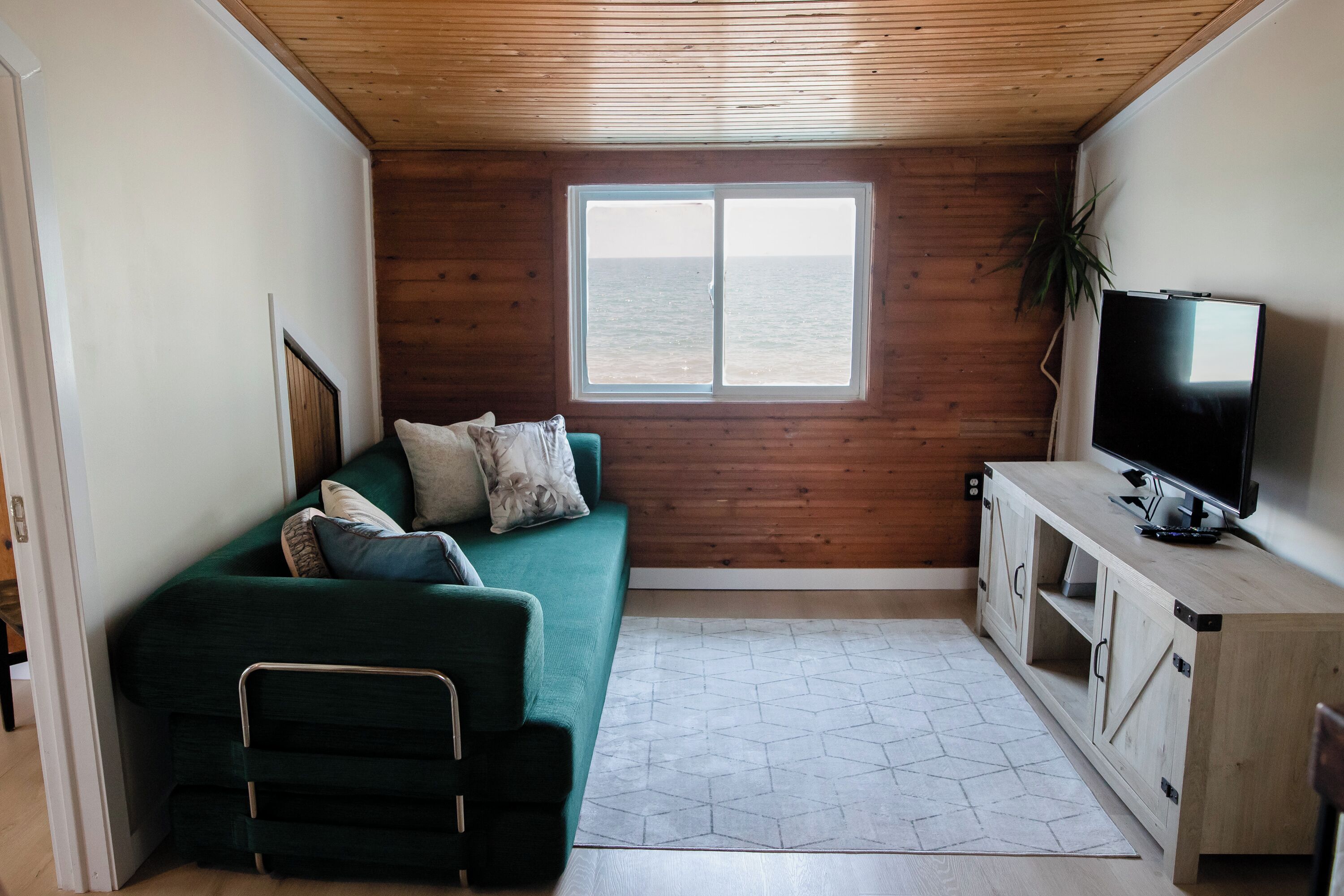 Cozy And Rustic Lake Erie Cottage With Lake Views, Pool, And Hot Tub! - Amherstburg