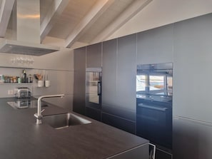 Kühlschrank, Mikrowelle, Ofen, Geschirrspüler