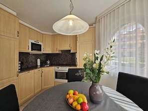 Fridge, oven, dishwasher, cookware/dishes/utensils - Chateau EG Appartement/Fewo Appartement/Fewo by Interhome (Saas-Fee)
