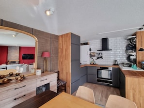 Kühlschrank, Mikrowelle, Ofen, Geschirrspüler