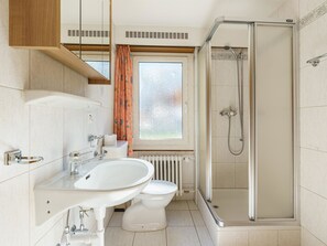 Ein Badezimmer mit Dusche, Toilette und Waschbecken.