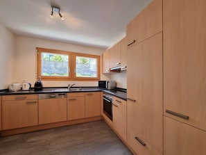 Kühlschrank, Ofen, Geschirrspüler, Kochgeschirr/Geschirr/Besteck