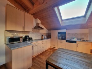Kühlschrank, Mikrowelle, Ofen, Geschirrspüler
