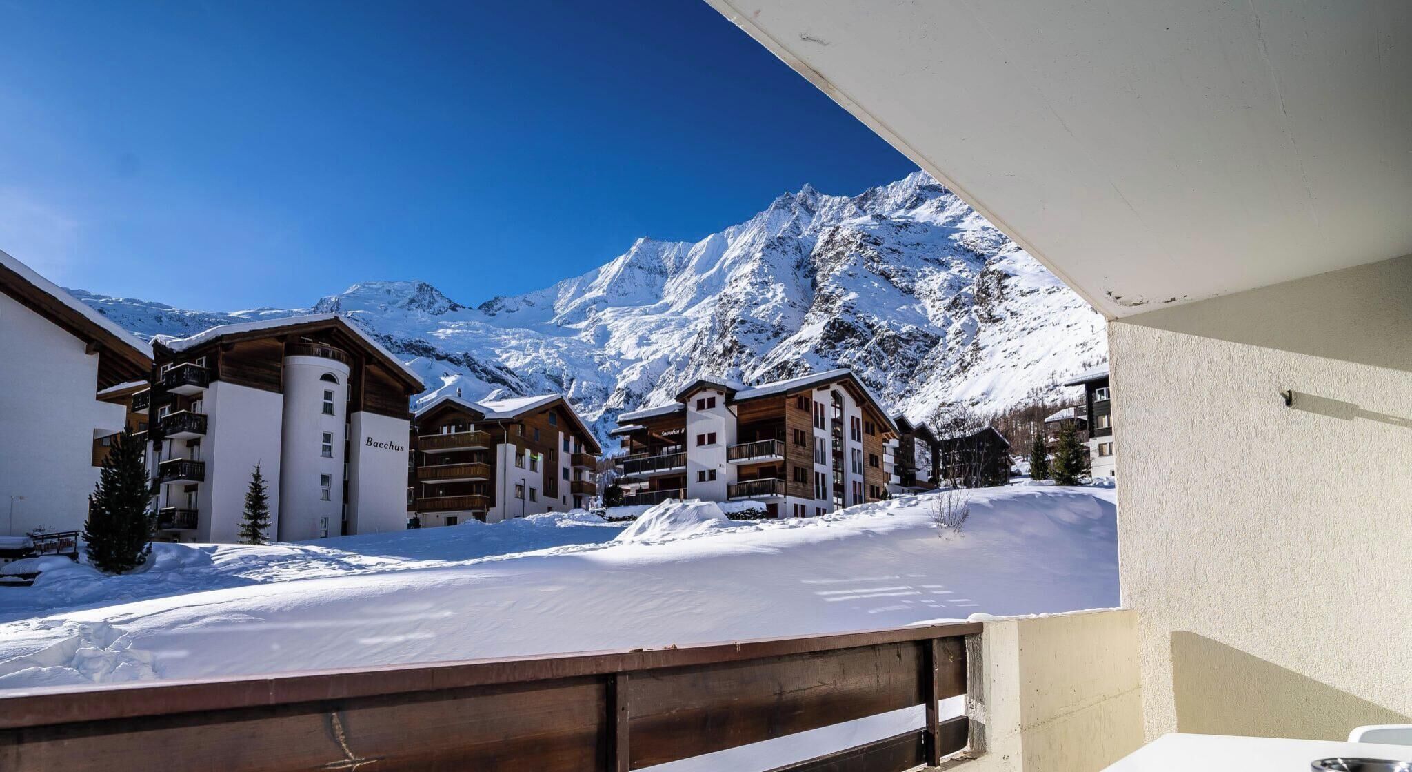 Un complejo turístico nevado en la montaña con varios edificios, incluyendo uno destacado con la leyenda 'Bacchus'.