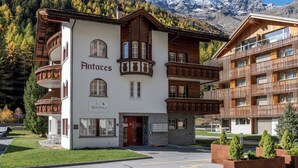 A multi-story building with balconies, labeled 'Antares,' set against a mountainous backdrop. - Casa Antares – Montela Holiday Stay Appartement/Fewo by Interhome (Saas-Grund)