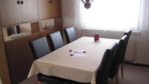 A dining area with a table, chairs, and a window with curtains. - Zurbuchen Adolf & Erika Appartement/Fewo 4-Bettwohnung by Interhome (Habkern)