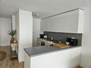 Kühlschrank, Mikrowelle, Ofen, Geschirrspüler