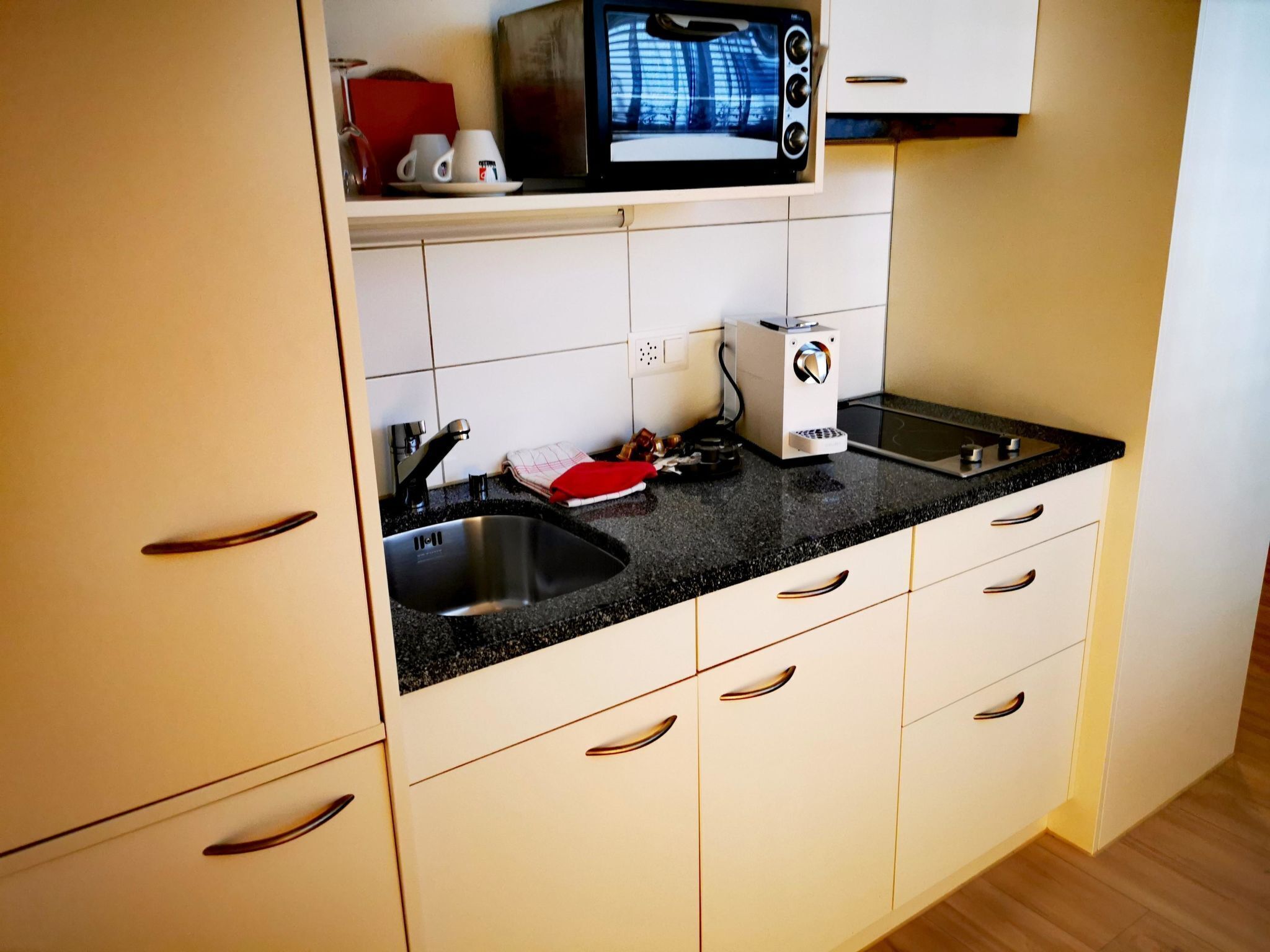 Kühlschrank, Ofen, Kochgeschirr/Geschirr/Besteck