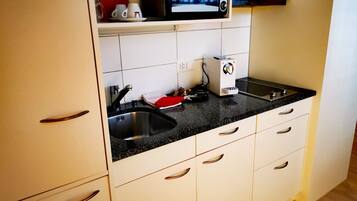 Kühlschrank, Ofen, Kochgeschirr/Geschirr/Besteck