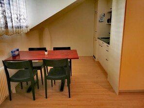 Dining - Doppelzimmer, Dusche und Bad, WC by Interhome (Thun)