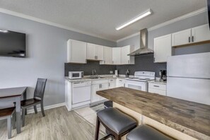 Wasserkocher mit Kaffee-/Teezubehör, Kühlschrank, Mikrowelle, Ofen