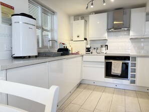 Fridge, microwave, oven, stovetop - 2 Lower Saltings - close to beach (St Ives)
