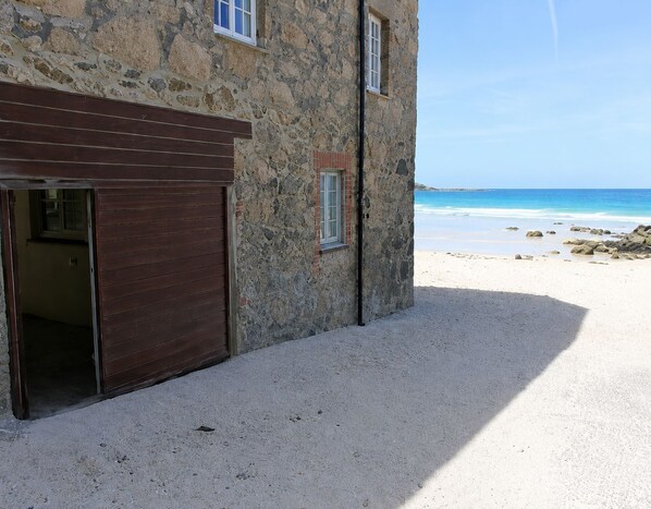 On the beach - 2 Lower Saltings - close to beach (St Ives)